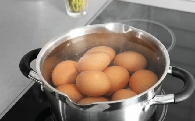 ต้มไข่ให้ปอกเปลือกง่าย ด้วยน้ำส้มสายชู